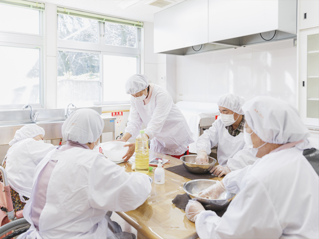 手芸クラブ（専門講師が月に1回指導）